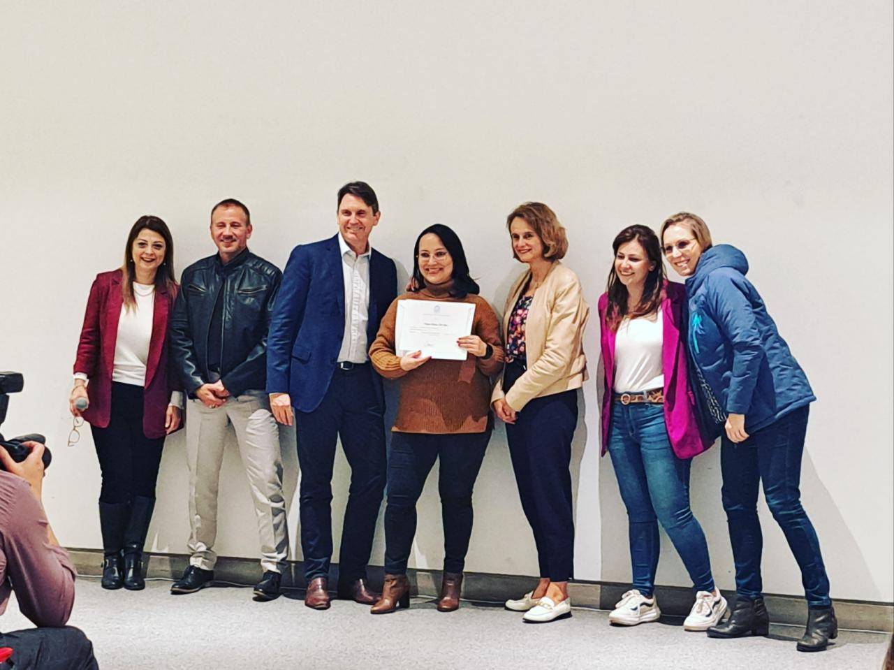 Daniela Barbosa recebendo certificado do Female Leadership Program da Bunzl